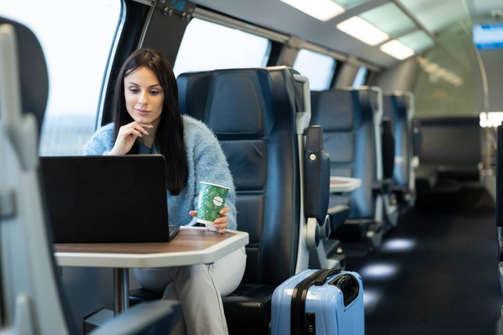 femme dans un train
